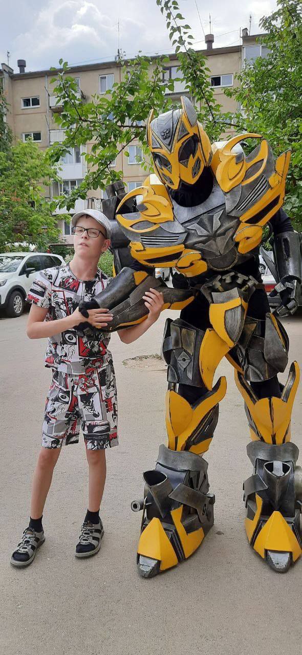 Миша мечтает плавать в бассейне