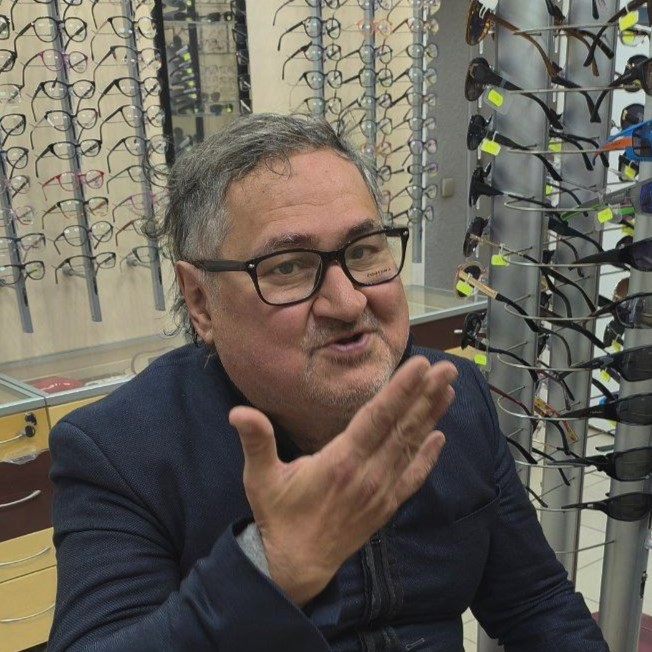 Очки Насритдина давно сломались